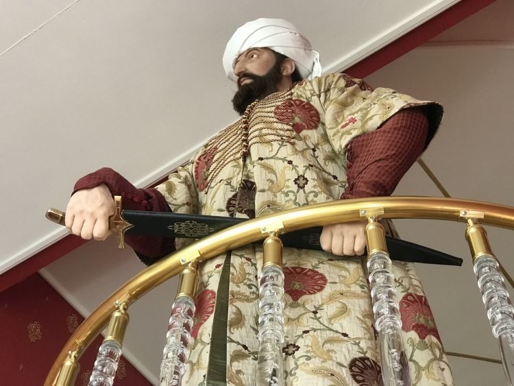 Fatih Sultan Mehmet ve 2'inci Abdülhamid'in elbiseleri yeniden üretildi