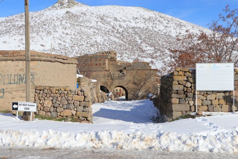 Arkeolojik Sit alanı ilan edilen Madenşehri köyü taşınmayı bekliyor