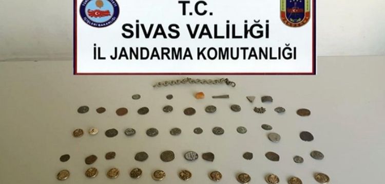 Sivas'ta bir köy muhtarı 52 parça tarihi eserle yakalandı