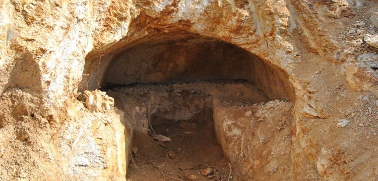 Ödemiş'te yol inşaatında yaklaşık 2500 yıllık kaya mezarı bulundu