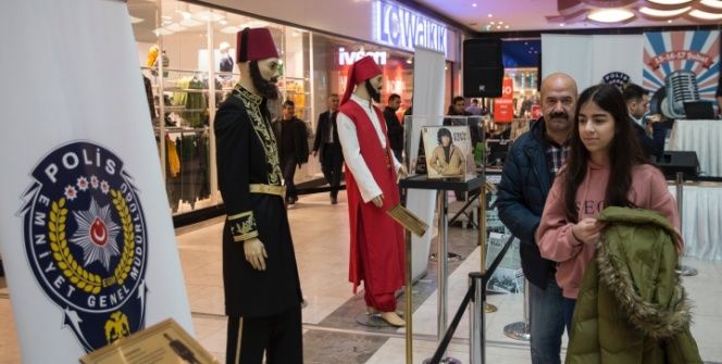 Dünden bugüne polis kıyafetleri ve Polis Radyosu arşivi sergilendi