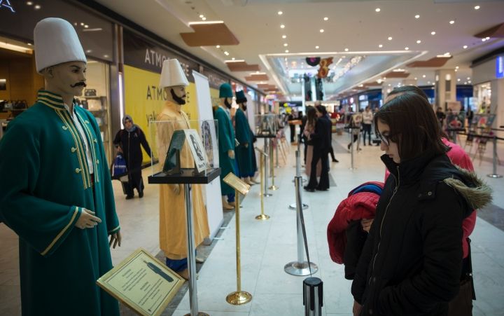 Dünden bugüne polis kıyafetleri ve Polis Radyosu arşivi sergilendi