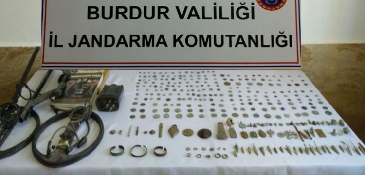Burdur'da bir evde tarihi eser olduğu tahmin edilen 316 obje yakalandı