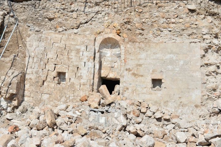 Mardin'de çöken istinat duvarının altından tarihi cami çıktı