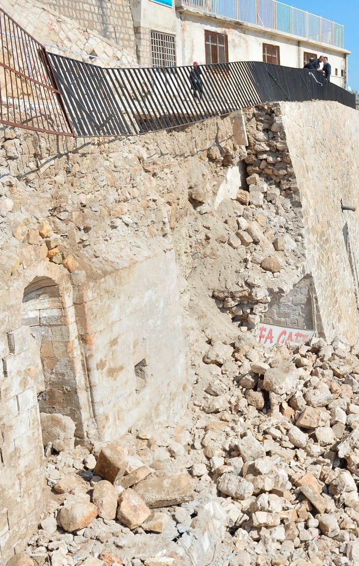 Mardin'de çöken istinat duvarının altından tarihi cami çıktı