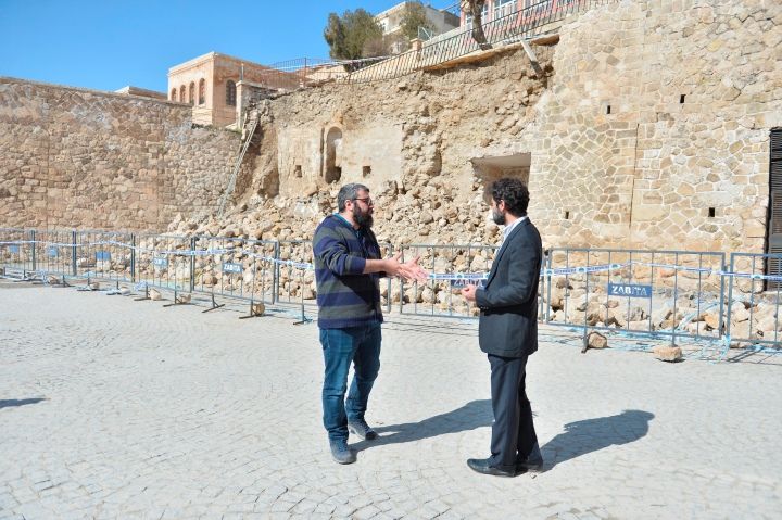 Mardin'de çöken istinat duvarının altından tarihi cami çıktı