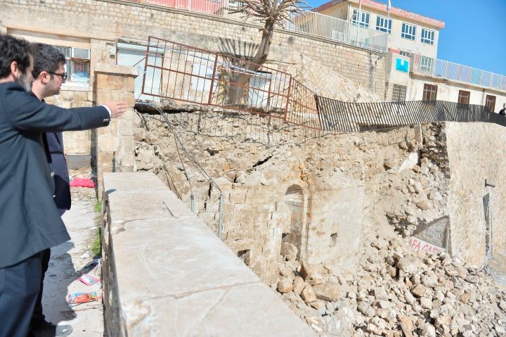 Mardin'de çöken istinat duvarının altından tarihi cami çıktı