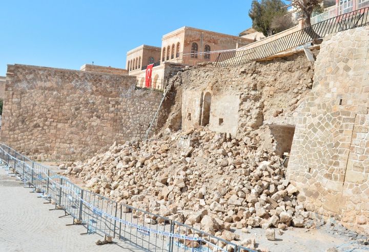 Mardin'de çöken istinat duvarının altından tarihi cami çıktı