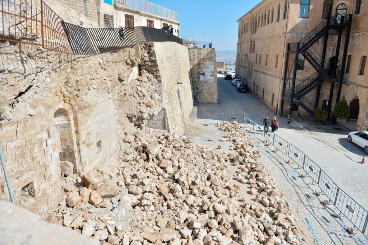 Mardin'de çöken istinat duvarının altından tarihi cami çıktı