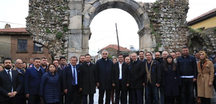 Kültür ve Turizm Bakanı Mehmet Nuri Ersoy Kral Hekatomnosun mezarını ziyaret etti