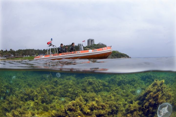 Çanakkale Boğazında turistleri bekleyen batıklar