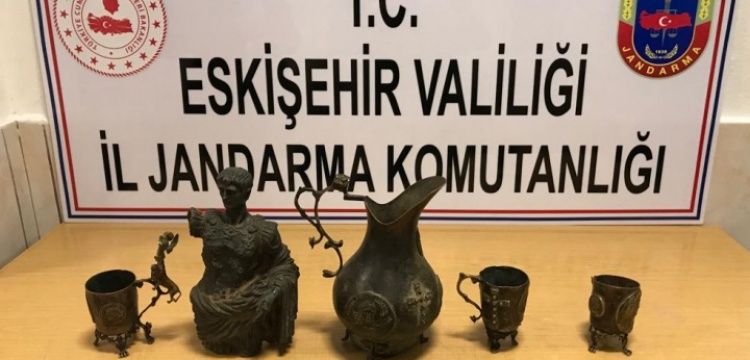 Eskişehir'de tarihi eser olduğu sanılan  bronz ve sürahi ile bardaklar yakalandı