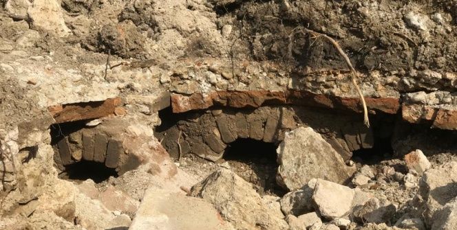 Karamanda bir tarlada tarihi mimari yapı kalıntıları bulundu