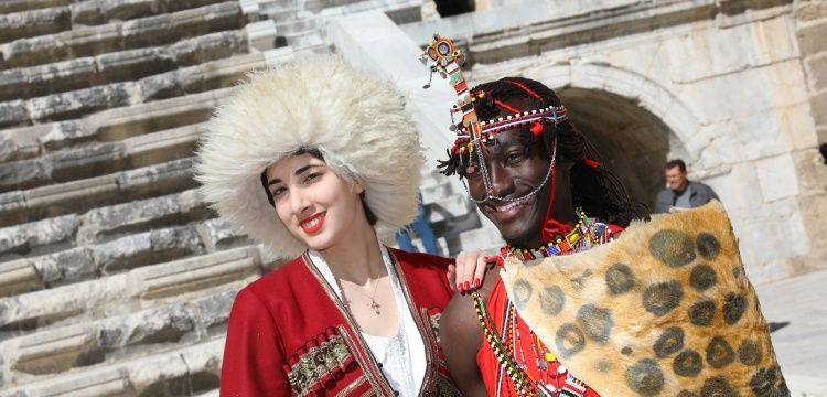 32 ülkenin modelleri Aspendos antik kentinden barış mesajı verdi