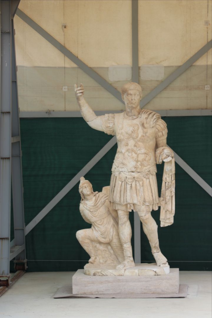 Laodikya’da 3 metrelik eşsiz Roma devri heykeli bulundu