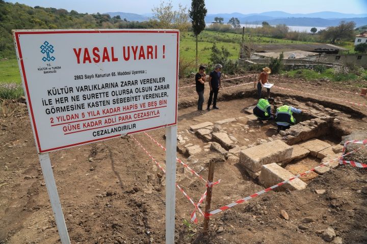 Kesme taşları gömüp, definecilere anıt mezar diye pazarladılar