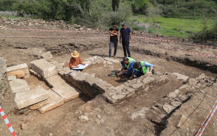 Kesme taşları gömüp, definecilere anıt mezar diye pazarladılar