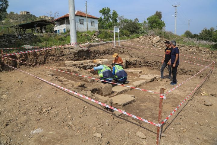 Kesme taşları gömüp, definecilere anıt mezar diye pazarladılar