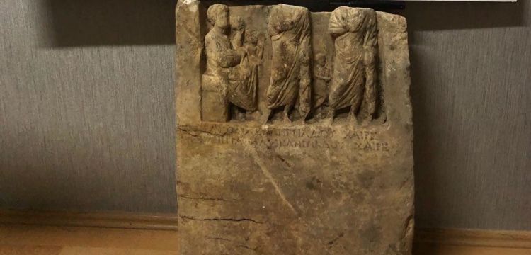 Balıkesir'de satılmak istenen 2 bin yıllık kırık mezar steli yakalandı