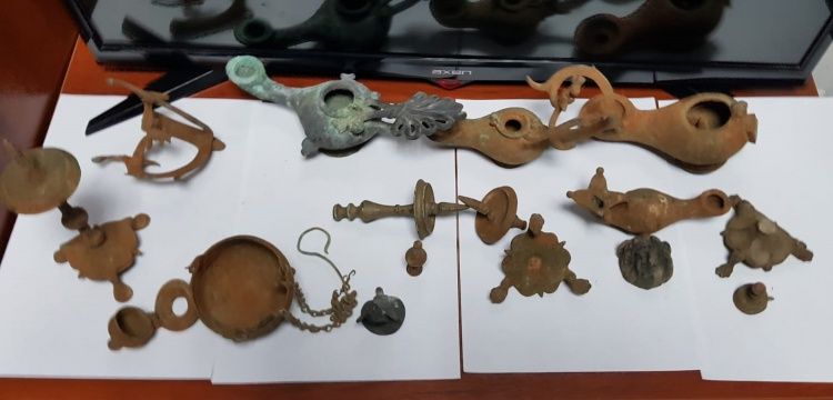 Adana'da bir araçta antika görünümlü 16 parça eser yakalandı