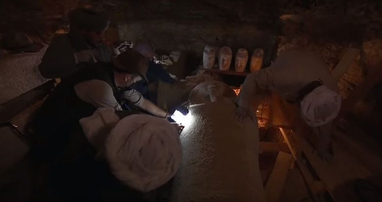 Mısır'da ilk kez bir mumya mezarının açılışı TV'den canlı yayınlandı