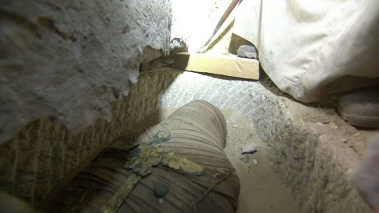 Mısır'da ilk kez bir mumya mezarının açılışı TV'den canlı yayınlandı