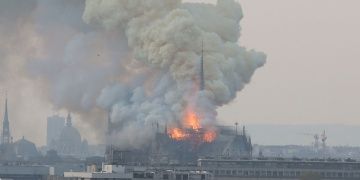 Notre Dame Katedralinde yangın çıktı