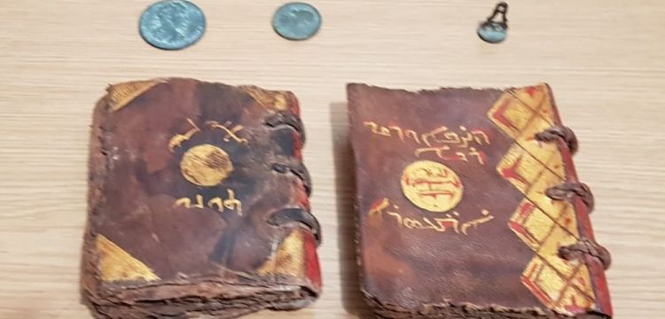 Adana'da tarihi eser olduğu sanılan  2 İncil, 2 sikke ve 1 mühür yakalandı