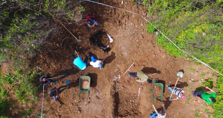 Çanakkale’nin Lapseki ilçesindeki kaçak kazıda zemin mozaiği bulundu