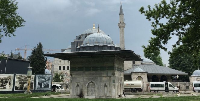 Tophane Meydan Çeşmesi göz göre göre tahrip ediliyor