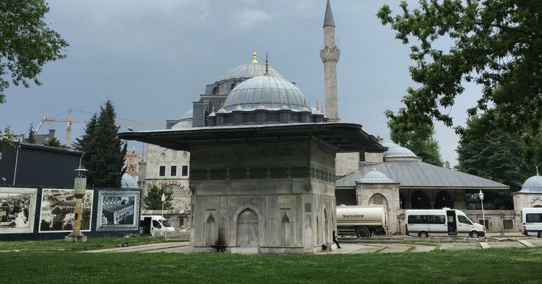 Tophane Meydan Çeşmesi göz göre göre tahrip ediliyor