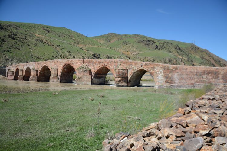 Anadolu'daki İlhanlı yadigarı 700 yıllık Çobandede Köprüsü
