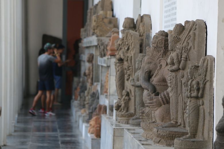Endonezya Ulusal Müzesinde Hinduizm, Budizm ve İslam yanyana