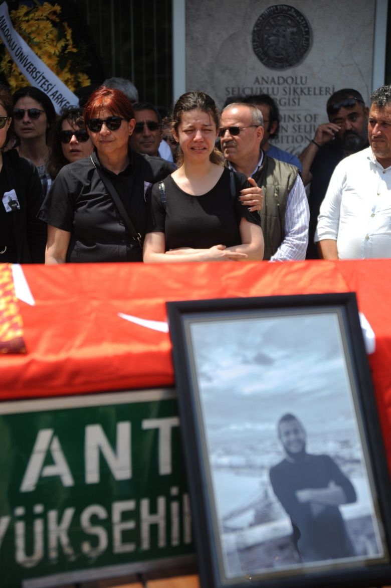 Arkelog Sinan Sertel'in cenazesinde gözyaşları sel olup aktı