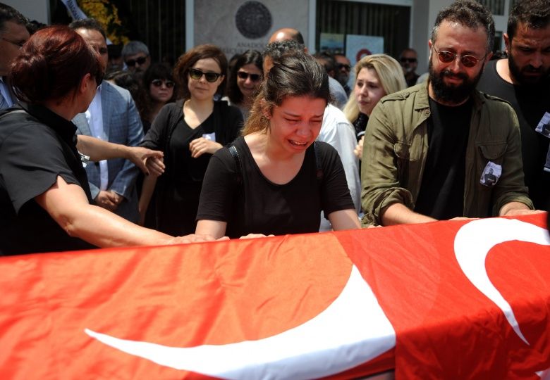 Arkelog Sinan Sertel'in cenazesinde gözyaşları sel olup aktı