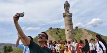 Adıyamanı gezen ünlüler Nemrut Dağından güneşin batışını seyretti