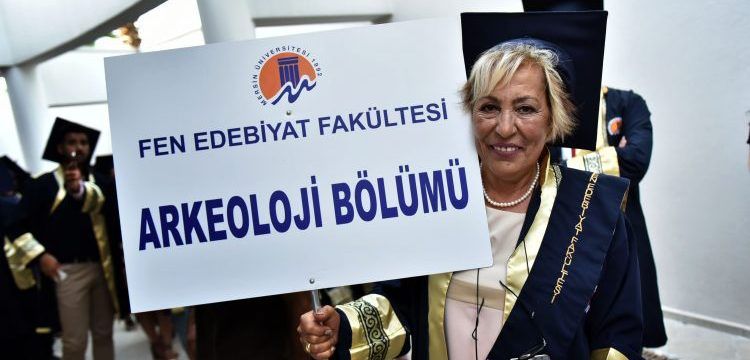 Arkeloji aşığı Aynur öğretmen 65 yaşında arkeolog olmayı başardı