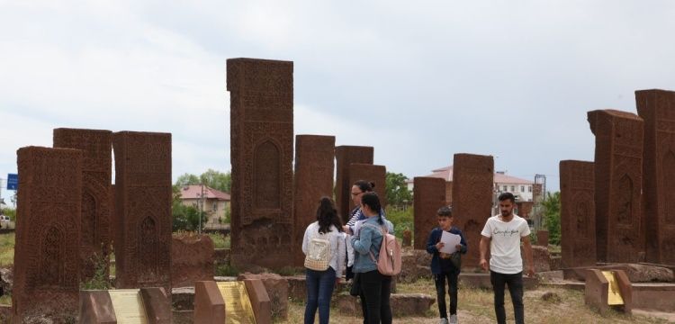 Ortaokul öğrencileri Selçuklu Meydan Mezarlığı'nda ders yaptı