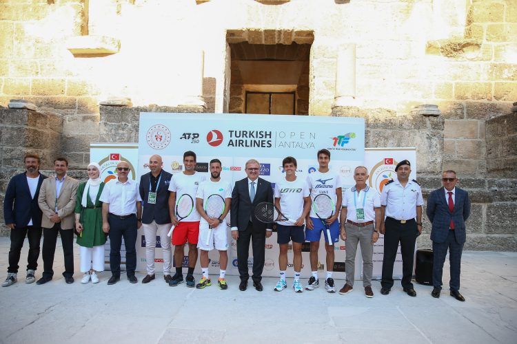 Turkish Airlines Antalya Open'ın ilk vuruşunu Vali Münir Karaloğlu yaptı