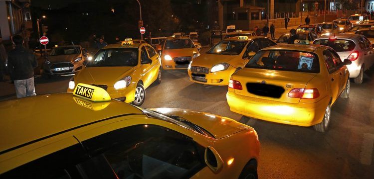 İstanbul'daki taksi sürücüleri tiyatroculardan turizm eğitimi alıyor