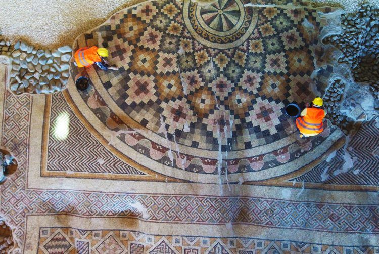 İşte Hatay'da onarılan dünyanın en büyük tek parça taban mozaiği