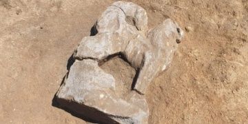 İtalyada Etrüsk dönemine ait kanatlı aslan heykeli bulundu