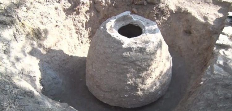 Tarla süren çiftçi Osmanlı dönemine ait taş küp buldu