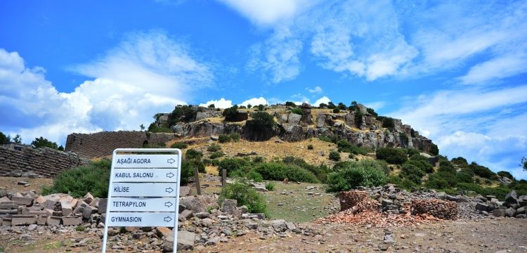 Prof. Dr. Nurettin Arslan, Assos antik kenti kazılarının 38 yılını özetledi