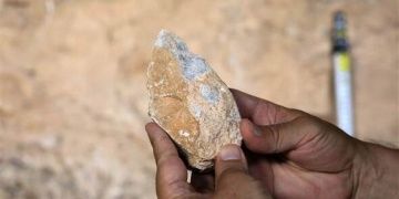 Karain Mağarasında 350 bin yıllık taş balta bulundu