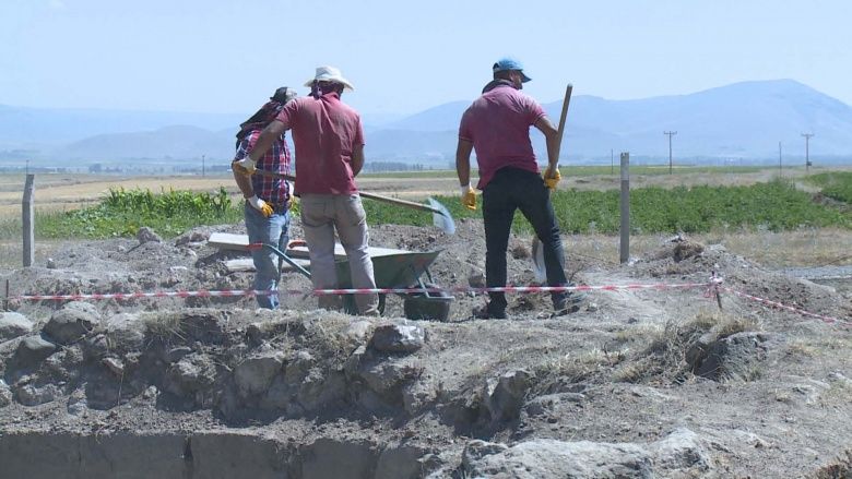 Erzurum Pasinler'de bulunan Sultan Alaaddin yazılı sanduka görüntülendi