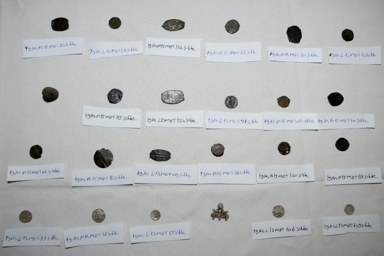 Bitlis Kalesi kazılarında çok sayıda gümüş ve bronz sikke bulundu