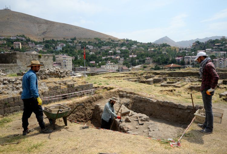 Bitlis Kalesi kazılarında çok sayıda gümüş ve bronz sikke bulundu