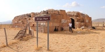 Saman saklayarak yapılan tarihi Atlas Han, restorasyon bekliyor