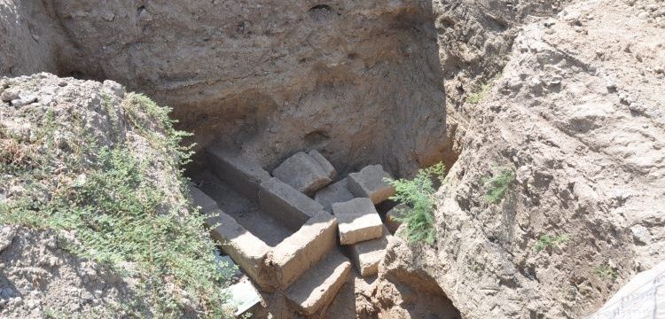 Tarsus'ta yağmalanmış  9 tarihi mezar bulundu